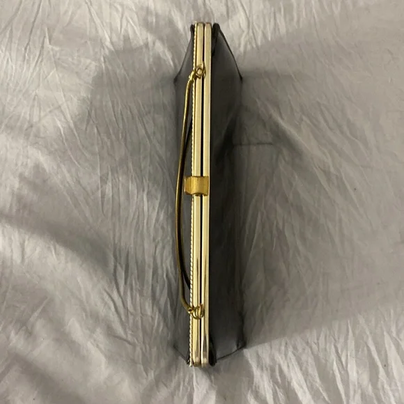 Etra Vintage 1950’s classic Patent Leather Clutch Purse with Gold Hardware - Picture 4 of 14